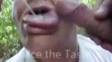 Papà dà lezione di pompino a 2 giovani vogliosi