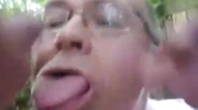 Papà dà lezione di pompino a 2 giovani vogliosi