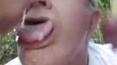 Papà dà lezione di pompino a 2 giovani vogliosi