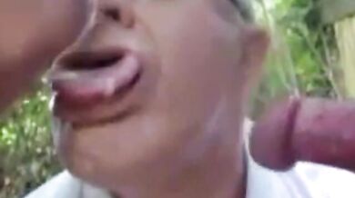 Papà dà lezione di pompino a 2 giovani vogliosi