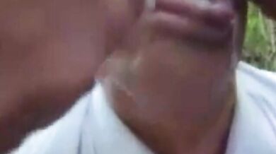 Papà dà lezione di pompino a 2 giovani vogliosi