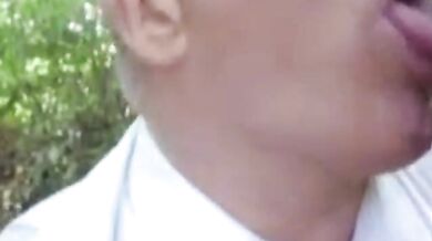 Papà dà lezione di pompino a 2 giovani vogliosi