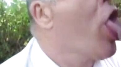 Papà dà lezione di pompino a 2 giovani vogliosi