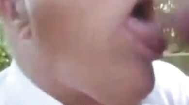 Papà dà lezione di pompino a 2 giovani vogliosi