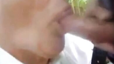 Papà dà lezione di pompino a 2 giovani vogliosi