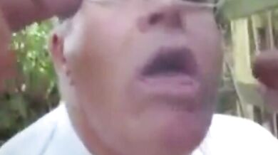 Papà dà lezione di pompino a 2 giovani vogliosi