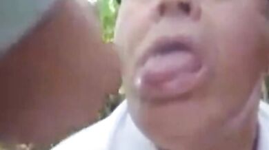 Papà dà lezione di pompino a 2 giovani vogliosi