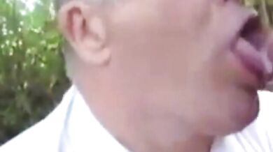 Papà dà lezione di pompino a 2 giovani vogliosi