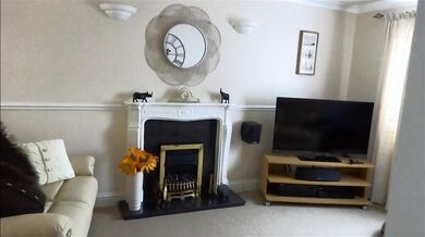 Travestito con stivali alla coscia gioca con il butt plug