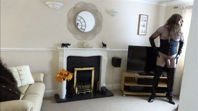 Travestito con stivali alla coscia gioca con il butt plug