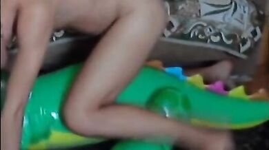 Twink cavalca il suo giocattolo sessuale gonfiabile a forma di alligatore