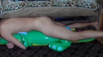 Twink cavalca il suo giocattolo sessuale gonfiabile a forma di alligatore