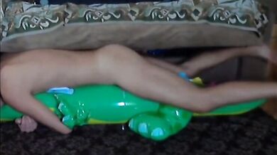 Twink cavalca il suo giocattolo sessuale gonfiabile a forma di alligatore