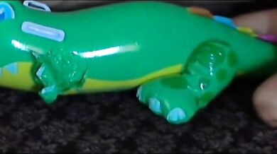 Twink cavalca il suo giocattolo sessuale gonfiabile a forma di alligatore