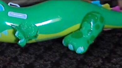 Twink cavalca il suo giocattolo sessuale gonfiabile a forma di alligatore