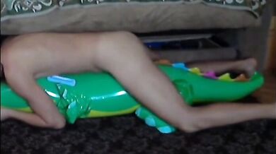 Twink cavalca il suo giocattolo sessuale gonfiabile a forma di alligatore