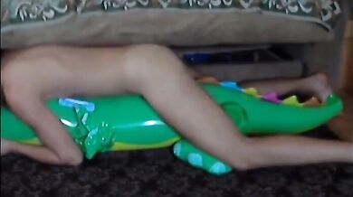 Twink cavalca il suo giocattolo sessuale gonfiabile a forma di alligatore