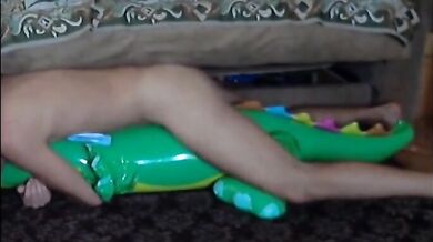 Twink cavalca il suo giocattolo sessuale gonfiabile a forma di alligatore