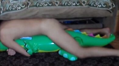 Twink cavalca il suo giocattolo sessuale gonfiabile a forma di alligatore