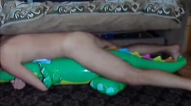 Twink cavalca il suo giocattolo sessuale gonfiabile a forma di alligatore