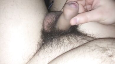 Grasso amatoriale accarezza il suo mini-pene da 4 pollici