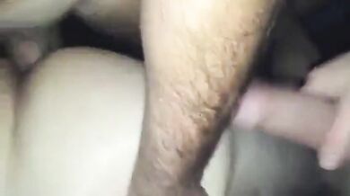 Orsi maturi e ragazzi in azione senza preservativo