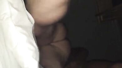 Orsi maturi e ragazzi in azione senza preservativo