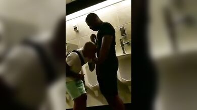 Fusto si fa un pompino amatoriale con omaggio di sperma