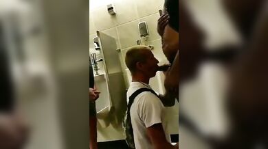 Fusto si fa un pompino amatoriale con omaggio di sperma