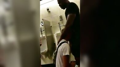 Fusto si fa un pompino amatoriale con omaggio di sperma