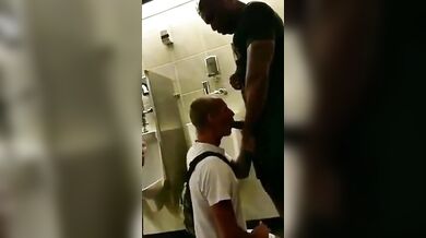 Fusto si fa un pompino amatoriale con omaggio di sperma