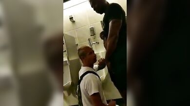 Fusto si fa un pompino amatoriale con omaggio di sperma