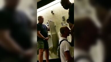 Fusto si fa un pompino amatoriale con omaggio di sperma