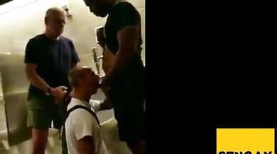 Fusto si fa un pompino amatoriale con omaggio di sperma