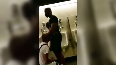 Fusto si fa un pompino amatoriale con omaggio di sperma