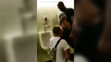 Fusto si fa un pompino amatoriale con omaggio di sperma