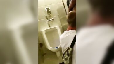 Fusto si fa un pompino amatoriale con omaggio di sperma