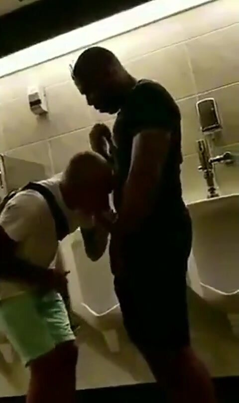 Fusto si fa un pompino amatoriale con omaggio di sperma