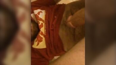 Ragazzo magrolino si tocca il culo e ingoia