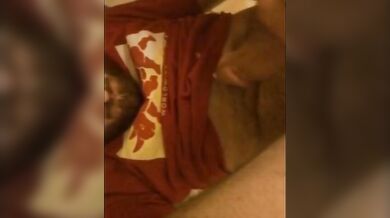 Ragazzo magrolino si tocca il culo e ingoia