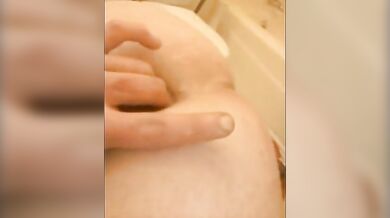 Ragazzo magrolino si tocca il culo e ingoia