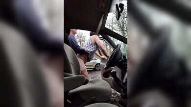 Scopata tra travestiti all'aperto