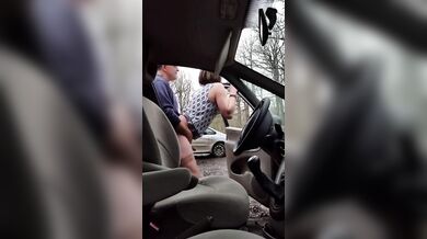 Scopata tra travestiti all'aperto