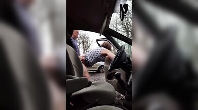 Scopata tra travestiti all'aperto