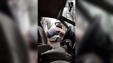 Scopata tra travestiti all'aperto