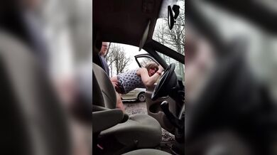 Scopata tra travestiti all'aperto