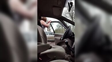 Scopata tra travestiti all'aperto