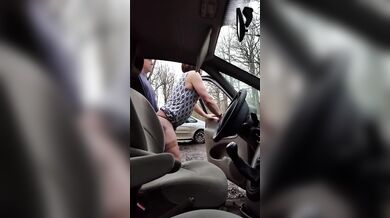 Scopata tra travestiti all'aperto