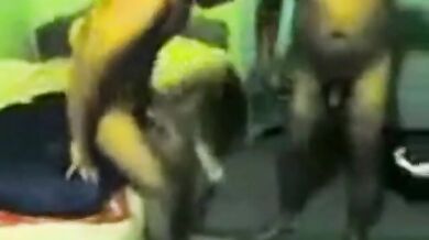 Sesso di gruppo tra papà amatoriali in Indonesia