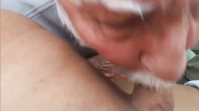 Il nonno succhia all'aperto nella sua macchina